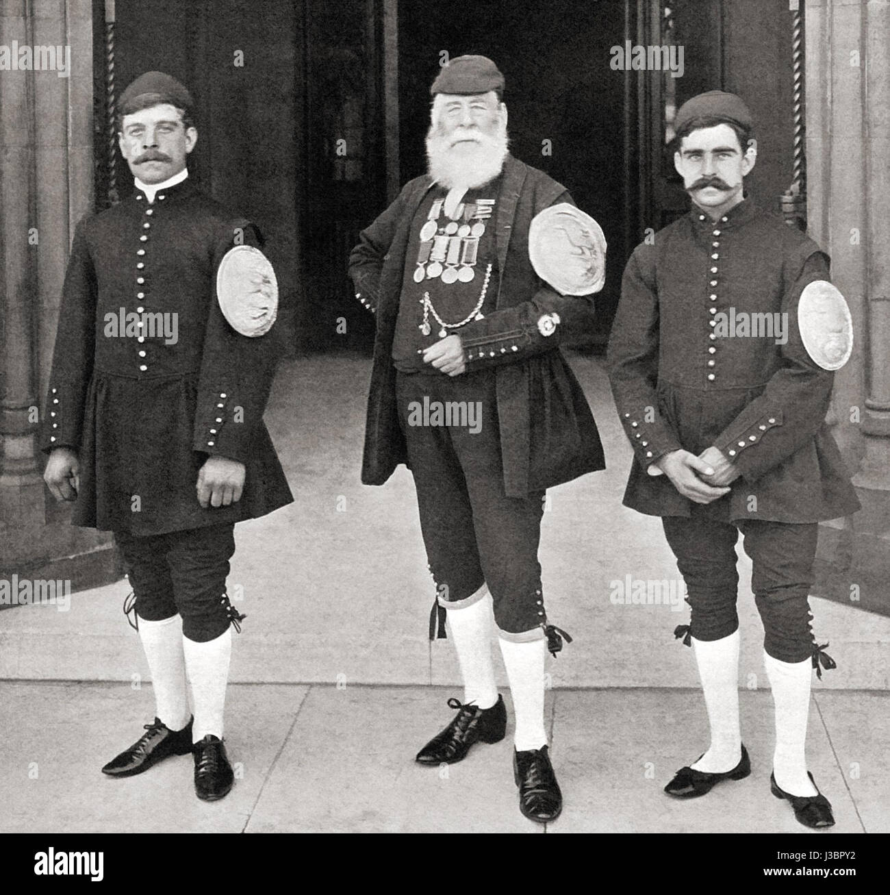 Il Doggettâ Coat and Badge è una prestigiosa corsa di canottaggio che si tiene ogni anno sul Tamigi. Questa immagine mostra i vincitori della gara nel 1901, sottolineando la tradizione e il significato storico dell'evento nel canottaggio britannico. Foto Stock