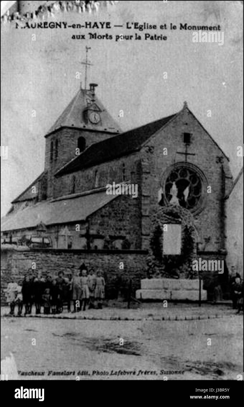 Eglise Saint Martin si riferisce a una chiesa, probabilmente un monumento storico o architettonico, dedicata a Saint Martin, situata in una città francese. Foto Stock