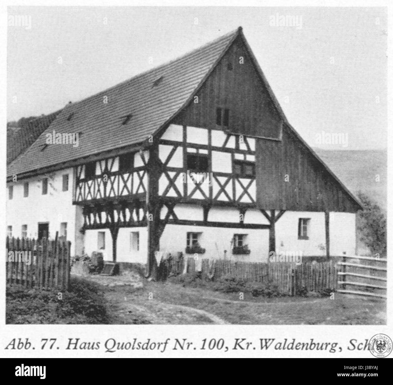 Dom nr 100 si riferisce a una struttura o documento significativo relativo all'anno 1936, eventualmente legato a eventi storici o a progetti architettonici di quel periodo, che riflettono il clima socio-politico dell'epoca. Foto Stock