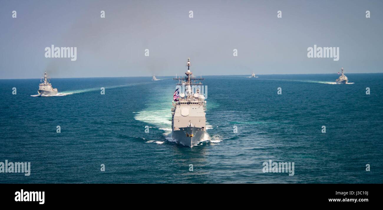 Gli Stati Uniti Navy Ticonderoga-class guidato-missili cruiser USS Lake Champlain, centro conduce una formazione della Corea e degli Stati Uniti Navy cacciatorpediniere e incrociatori durante il pattugliamento comune Maggio 3, 2017 al largo della costa della Corea. Foto Stock