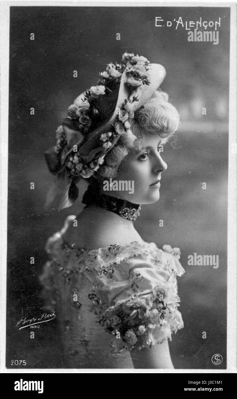 Emilienne D'Alencon fu una rinomata ballerina francese tra la fine del XIX e l'inizio del XX secolo. Ha guadagnato fama per le sue esibizioni e contributi al mondo del balletto durante la sua carriera. Foto Stock