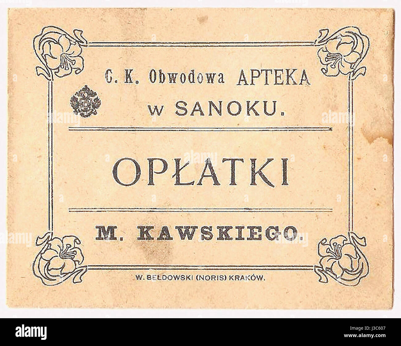 Questa busta è associata alla farmacia di Marian Kawski a Sanok, una città storica in Polonia. La busta rappresenta probabilmente un pezzo di storia locale, probabilmente legato al business farmaceutico o ai servizi della comunità nell'area durante l'inizio del XX secolo. Foto Stock