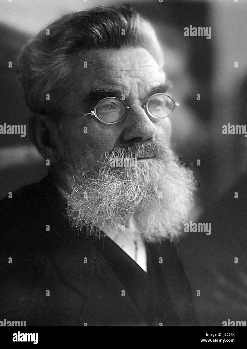 Questa immagine, creata da Ernst Kirchner intorno al 1917, mostra un negativo di vetro che è stato ritoccato per creare un effetto visivo unico. Il pezzo riflette lo stile espressionista per il quale Kirchner è conosciuto, concentrandosi sull'intensità emotiva e sulle immagini vivide. Foto Stock