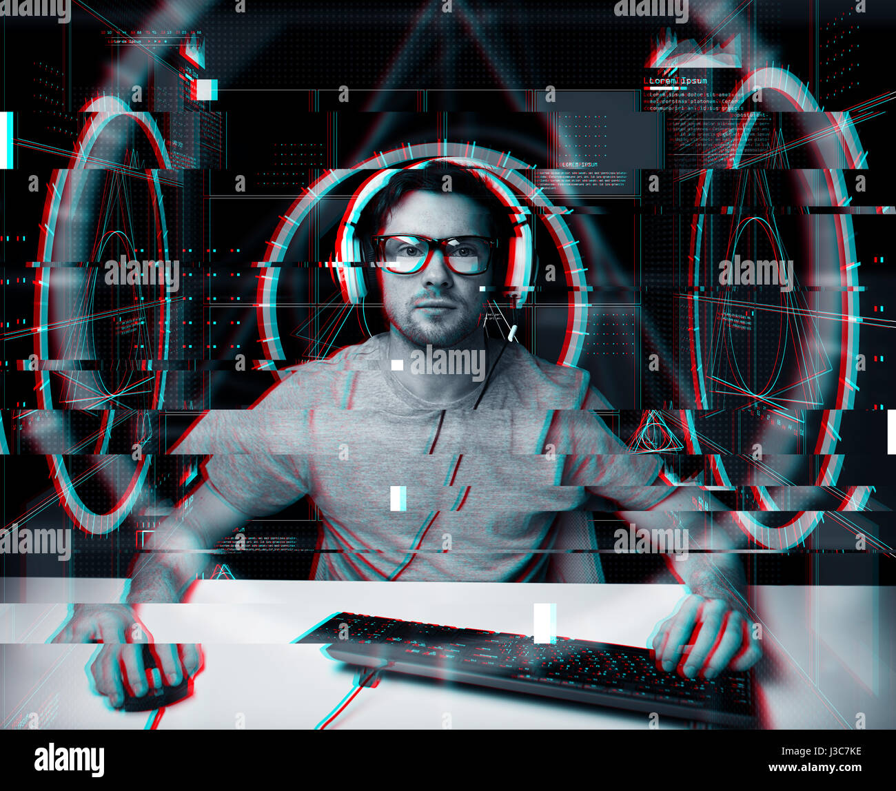 Uomo in cuffia con computer proiezioni virtuali Foto Stock