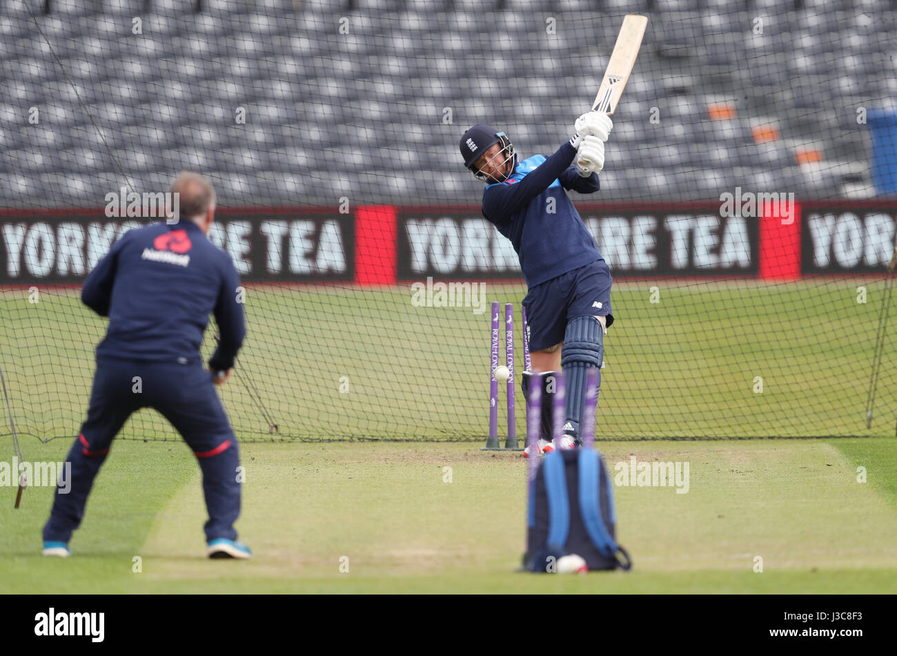 Jonny Bairstow in Inghilterra durante la sessione di reti al Brightside Ground, Bristol. PREMERE ASSOCIAZIONE foto. Data foto: Giovedì 4 maggio 2017. Vedi la storia della Pennsylvania Cricket Inghilterra. Il credito fotografico deve essere: David Davies/PA Wire. RESTRIZIONI: Solo per uso editoriale. Nessun uso commerciale senza previo consenso scritto della BCE. Solo immagini fisse. Nessuna immagine in movimento per emulare la trasmissione. Nessuna rimozione o oscuramento dei logo degli sponsor. Foto Stock