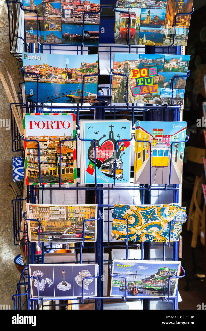 Cartolina Portogallo, vista di una mostra di cartoline fuori di un negozio nella zona Ribeira di Porto, Portogallo, Europa Foto Stock