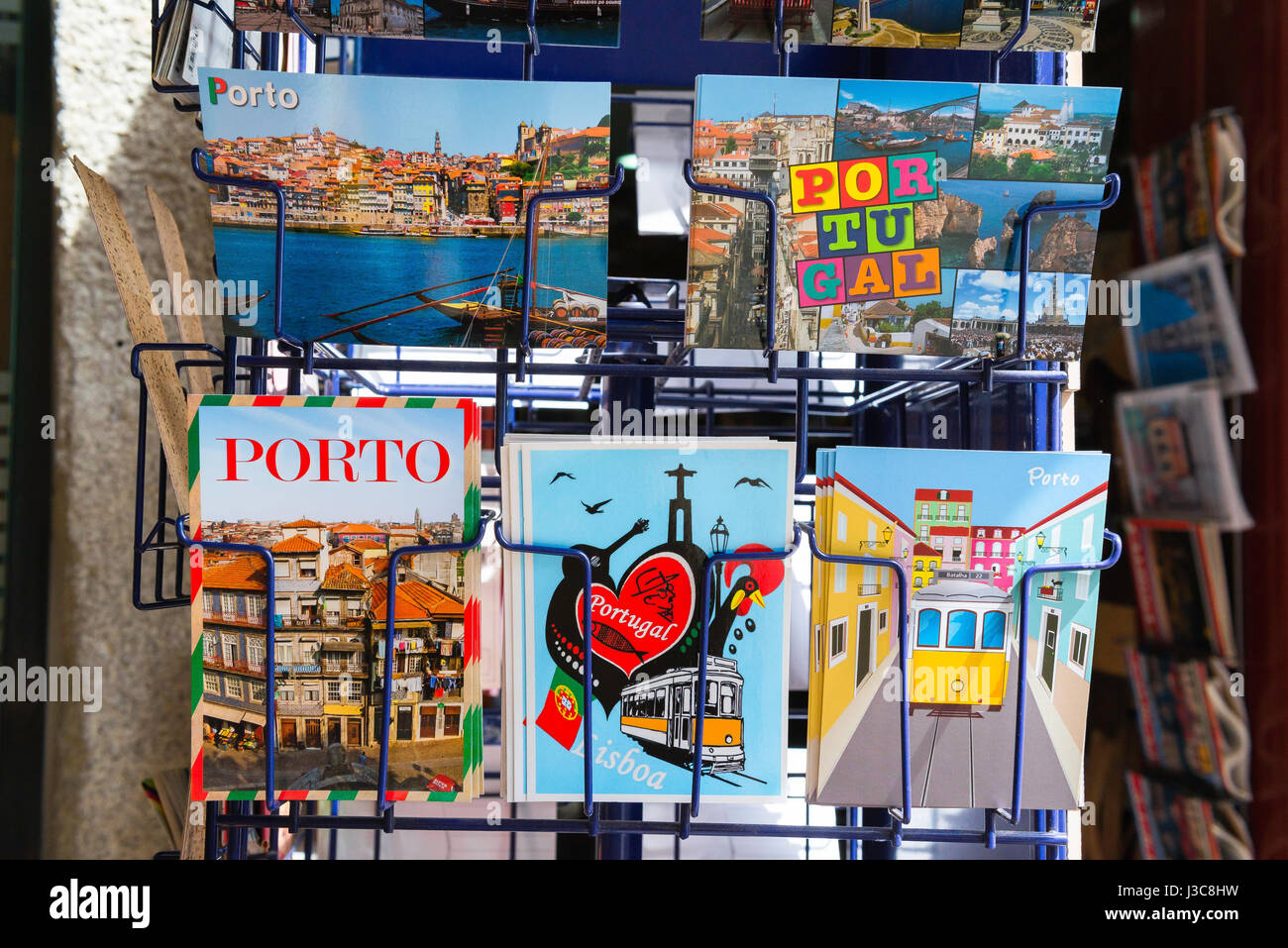 Cartolina portoghese, vista di una mostra di cartoline fuori di un negozio nella zona Ribeira di Porto, Portogallo, Europa Foto Stock