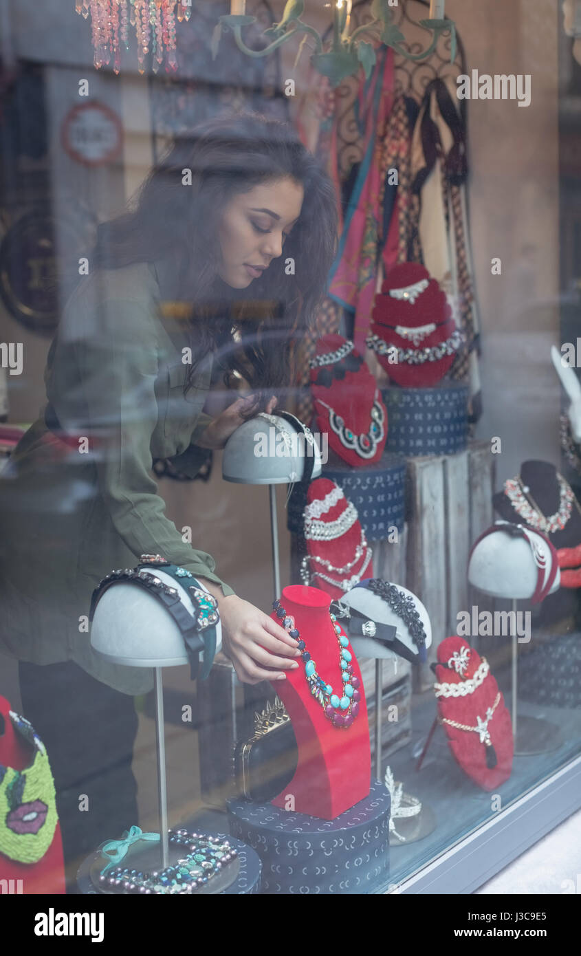 Donna selezione di accessori in sezione dei gioielli della boutique Foto Stock