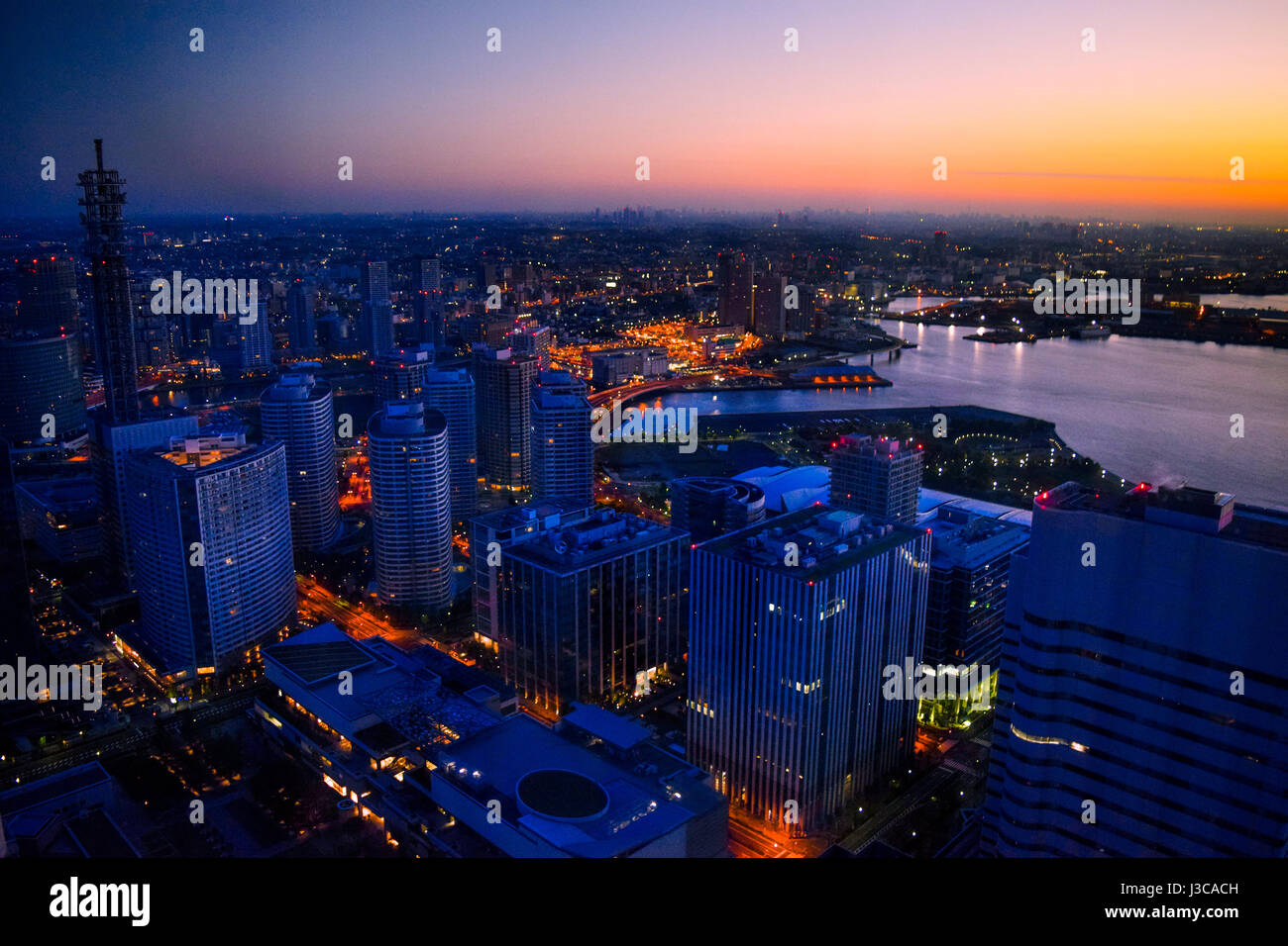 La terra del sol levante accoglie favorevolmente il sun il glow come sorge a risvegliare il resto della città di Yokohama. Foto Stock