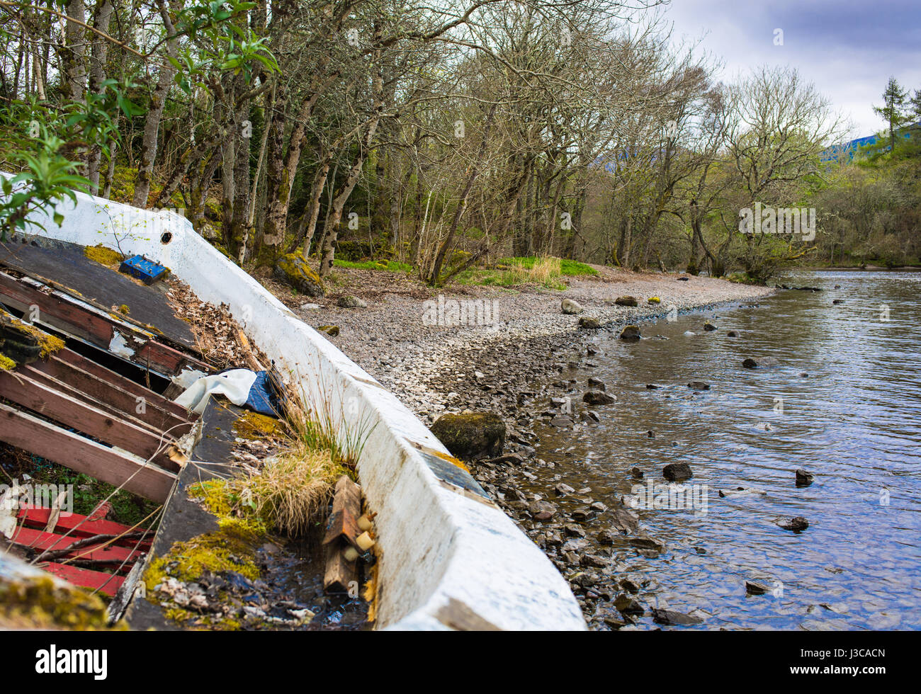 North Star vecchio caduto al bit barca sul Lago di Loch Ness shore Foto Stock