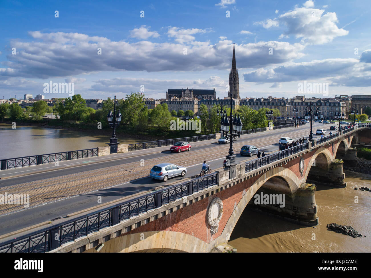 Francia, Gironde, Bordeaux, zona elencata come patrimonio mondiale dall' UNESCO, il ponte di pietra sul fiume Garonne, mattoni e pietra il ponte di arco inaugurato nel 18 Foto Stock