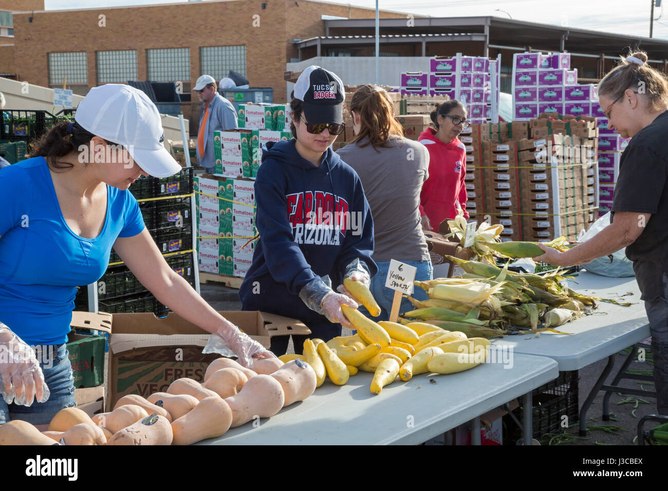Tucson, Arizona - studenti volontari da Tucson High School distribuire produrre fornito da confini Food Bank. La banca alimentare salvataggi 30-40 Foto Stock