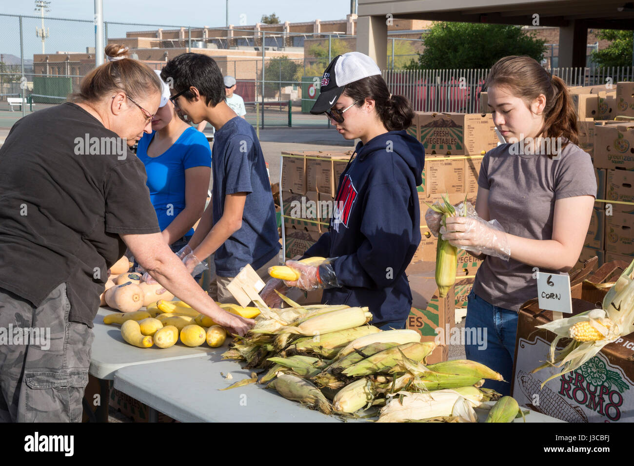 Tucson, Arizona - studenti volontari da Tucson High School distribuire produrre fornito da confini Food Bank. La banca alimentare salvataggi 30-40 Foto Stock