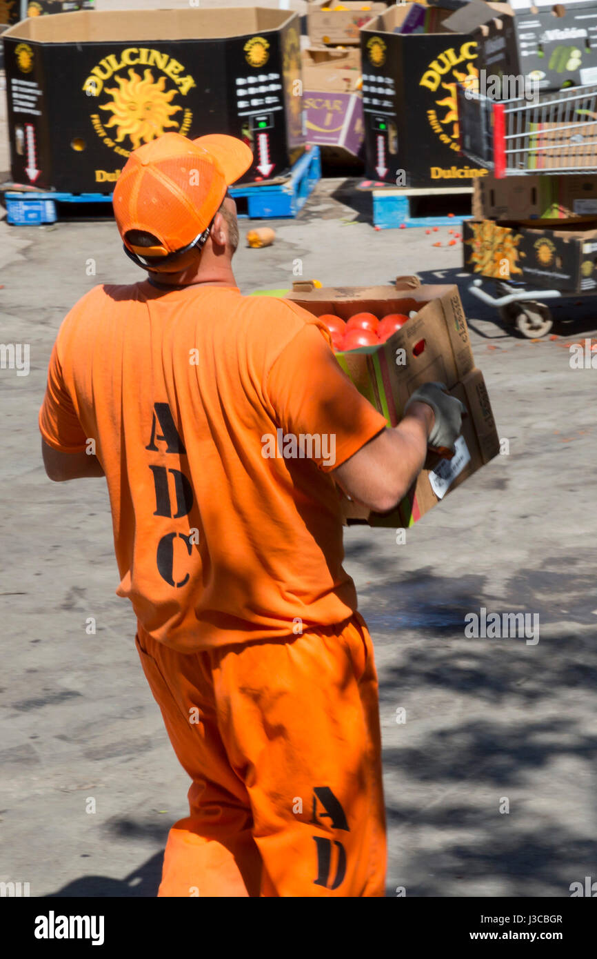 Nogales in Arizona - prigionieri dal dipartimento dell'Arizona di correzioni di aiuto con mansioni a confini Food Bank magazzino. La Banca alimentare salvataggi Foto Stock