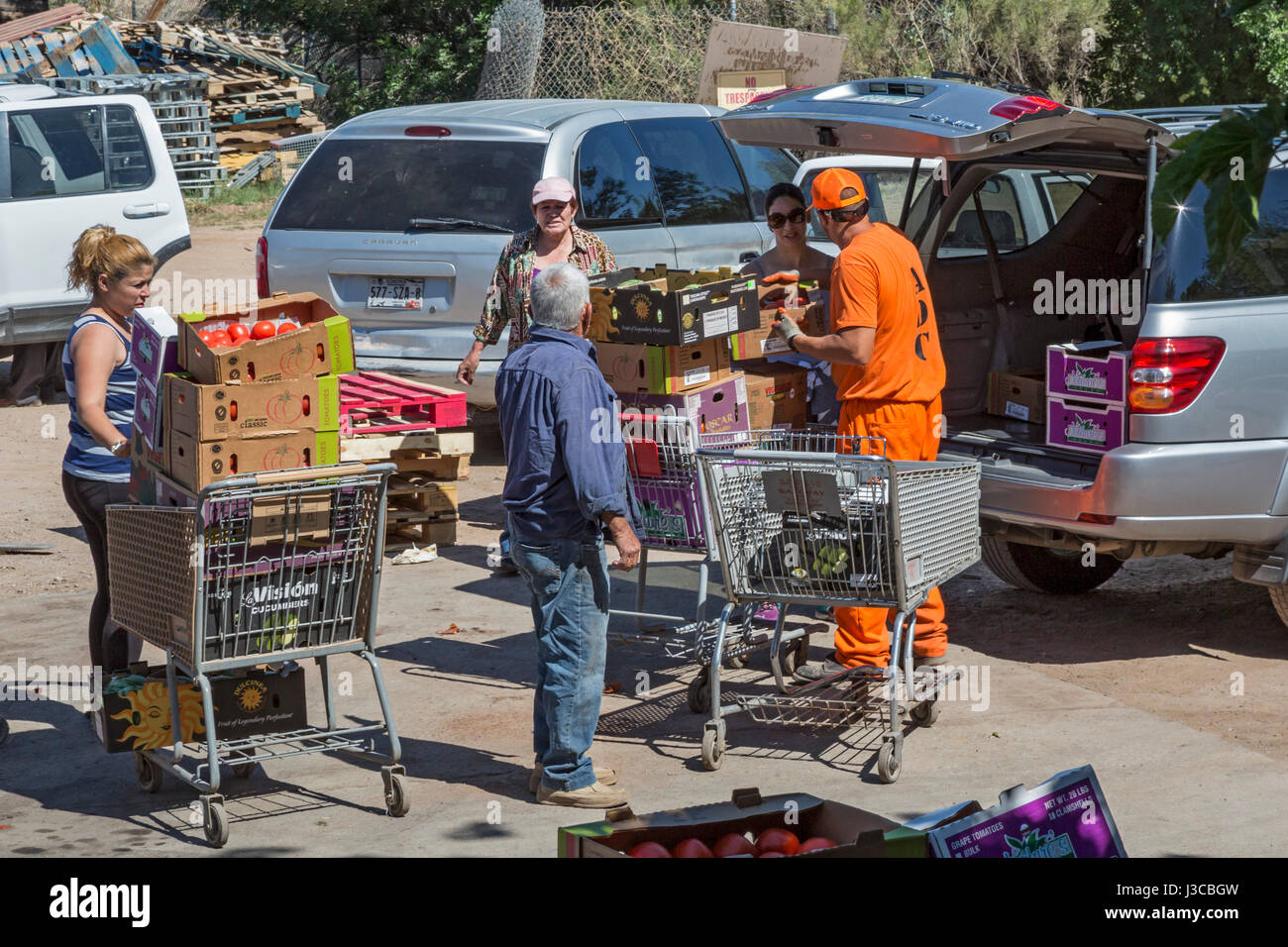 Nogales in Arizona - prigionieri dal dipartimento dell'Arizona di correzioni di aiuto con mansioni a confini Food Bank magazzino. La Banca alimentare salvataggi Foto Stock
