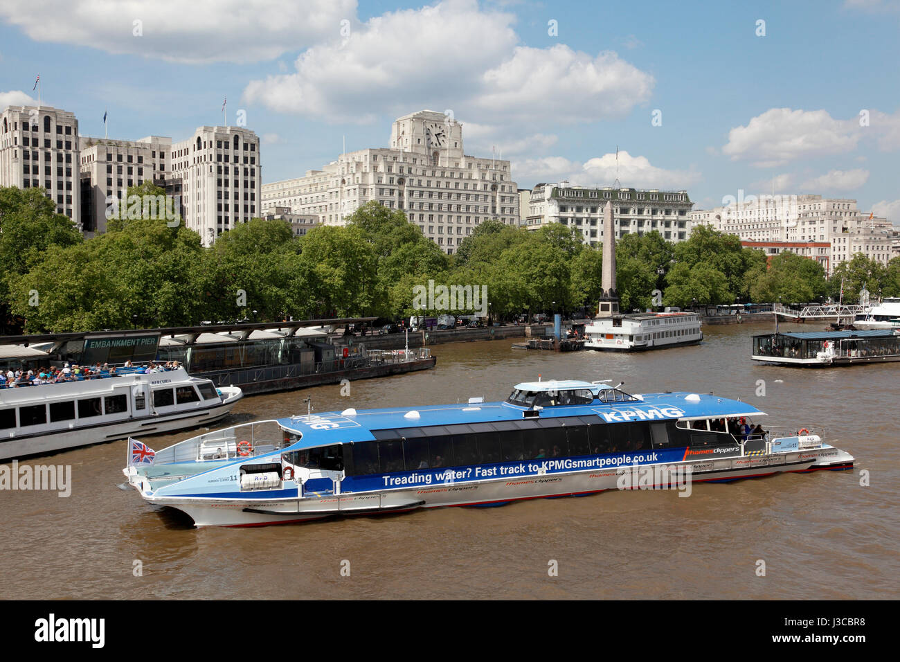 A Thames Clipper river bus viaggiare in barca sul fiume Tamigi a Londra per il Victoria Embankment Foto Stock