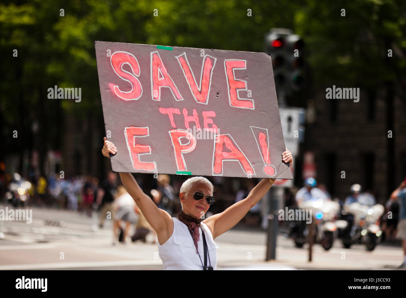 2017 persone il clima di marzo (donna holding 'Salva l' EPA segno) - Washington DC, Stati Uniti d'America Foto Stock