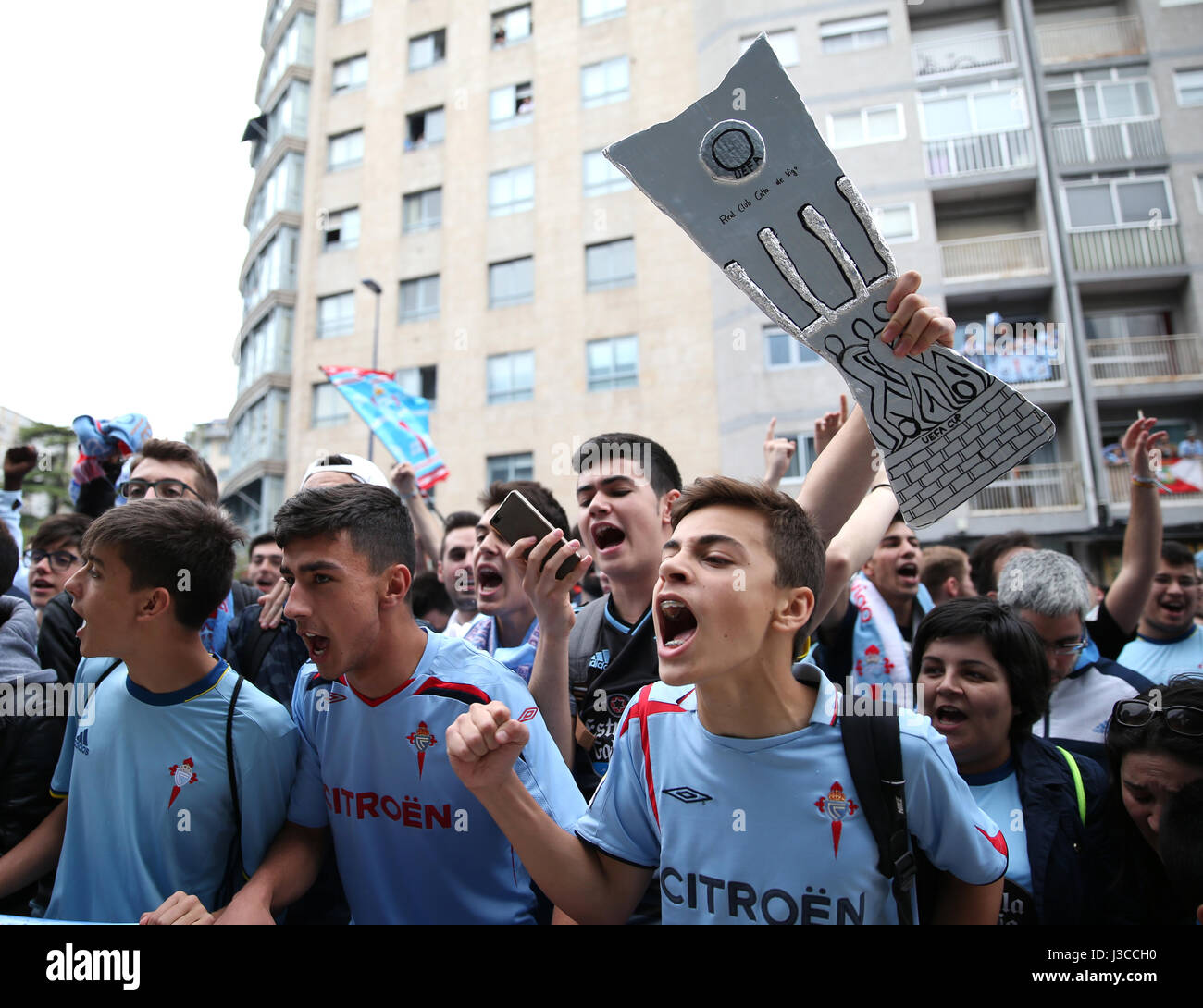 I fan di Celta Vigo all'esterno dell'Estadio Municipal de Balaidos prima il  gioco Foto stock - Alamy
