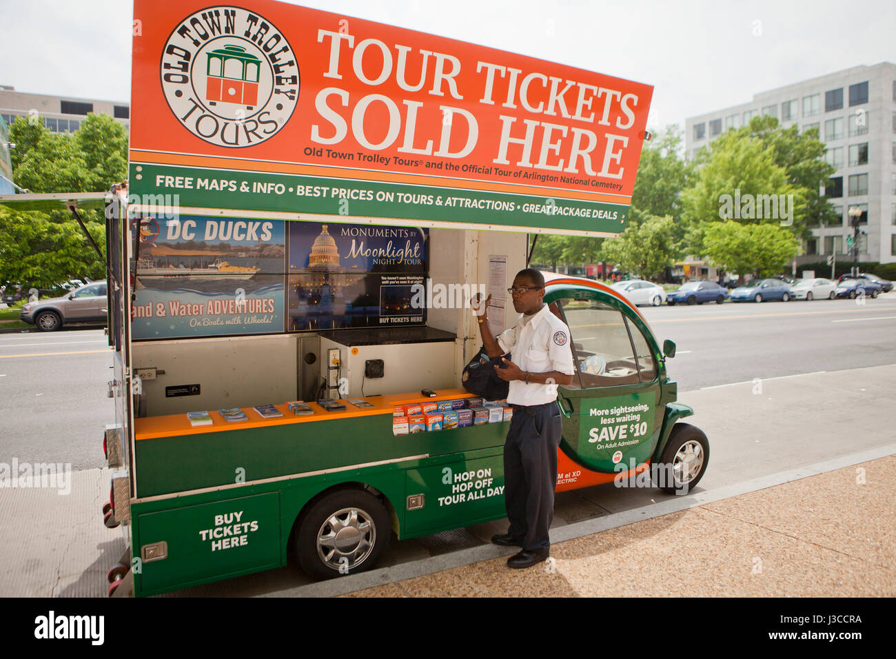 Old Town Trolley tour bus ticket agente di vendita - Washington DC, Stati  Uniti d'America Foto stock - Alamy