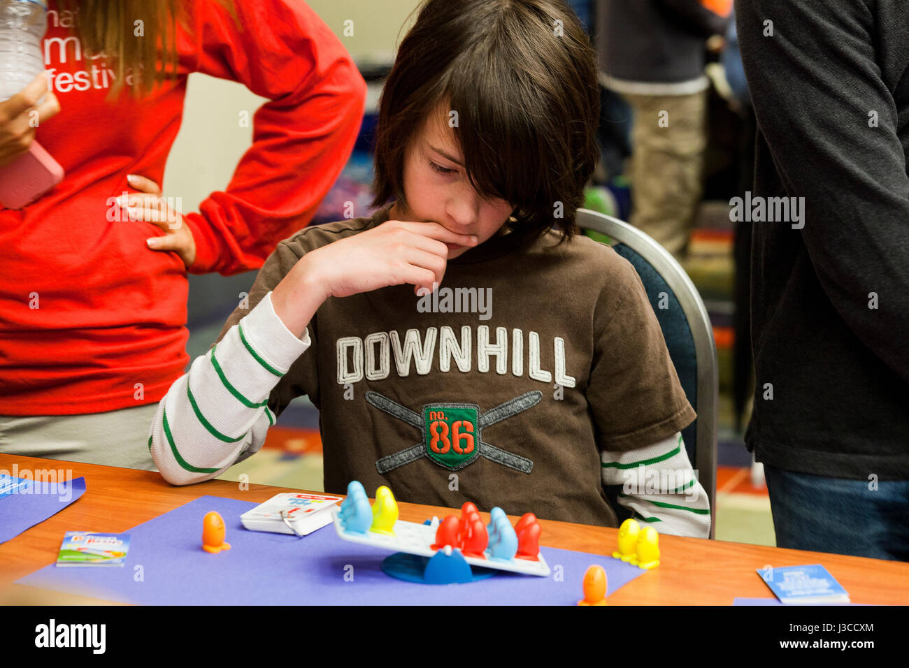Ragazzo giocando fagioli Balance board game - USA Foto Stock