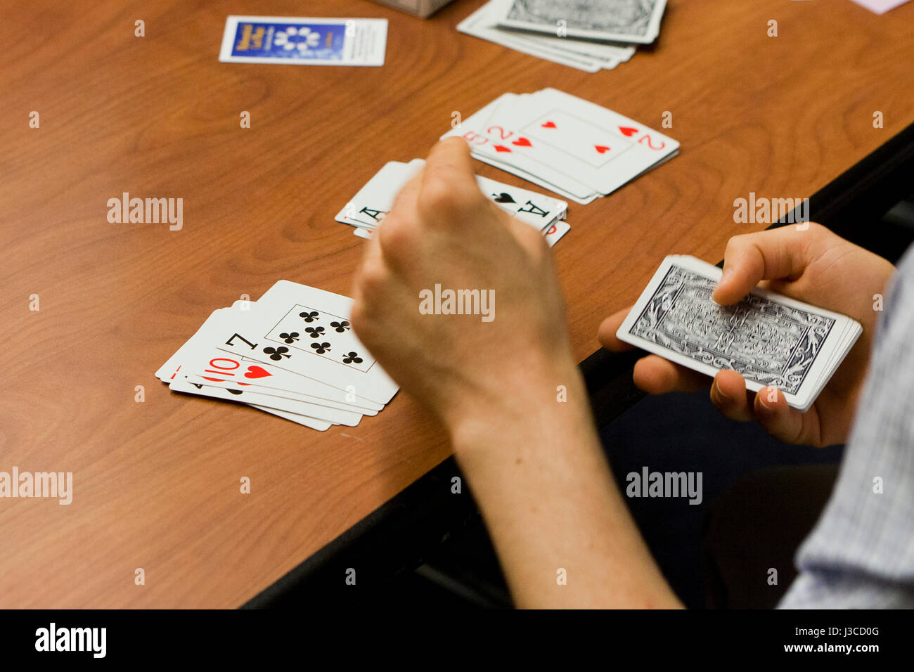 Card trick performance closeup - USA Foto Stock