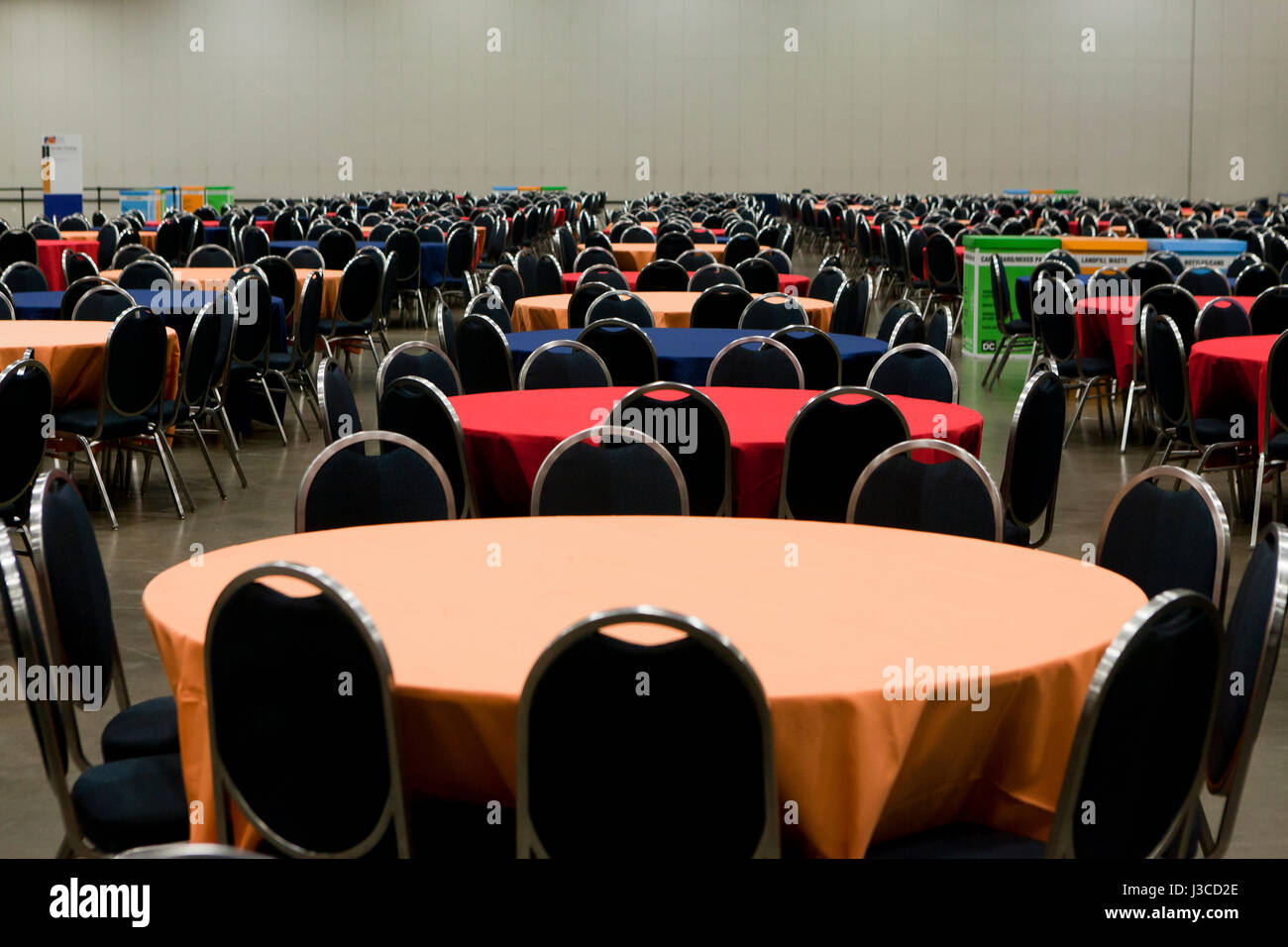 Tavoli e sedie setup per il grande evento indoor - USA Foto Stock