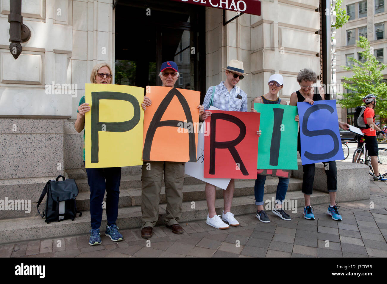 2017 persone il clima di marzo azienda Parigi clima targhetta Accord (Accordo di Parigi) - Washington DC, Stati Uniti d'America Foto Stock