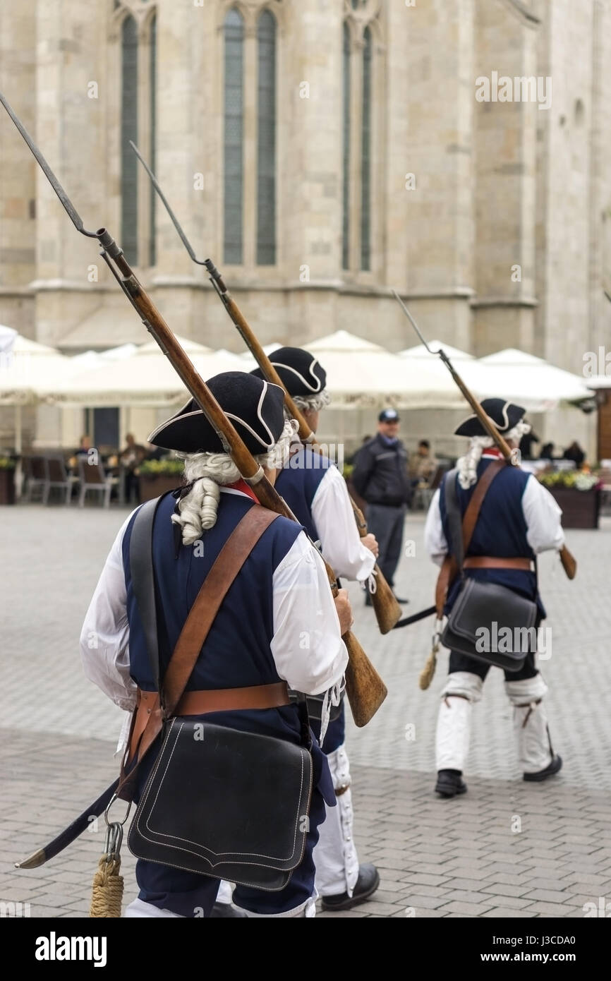 I soldati vestiti nel XVII secolo e in stile uniformi, camminando per le  strade di Alba Carolina Cittadella. 1 maggio 2017 Alba Iulia, Romania Foto  stock - Alamy