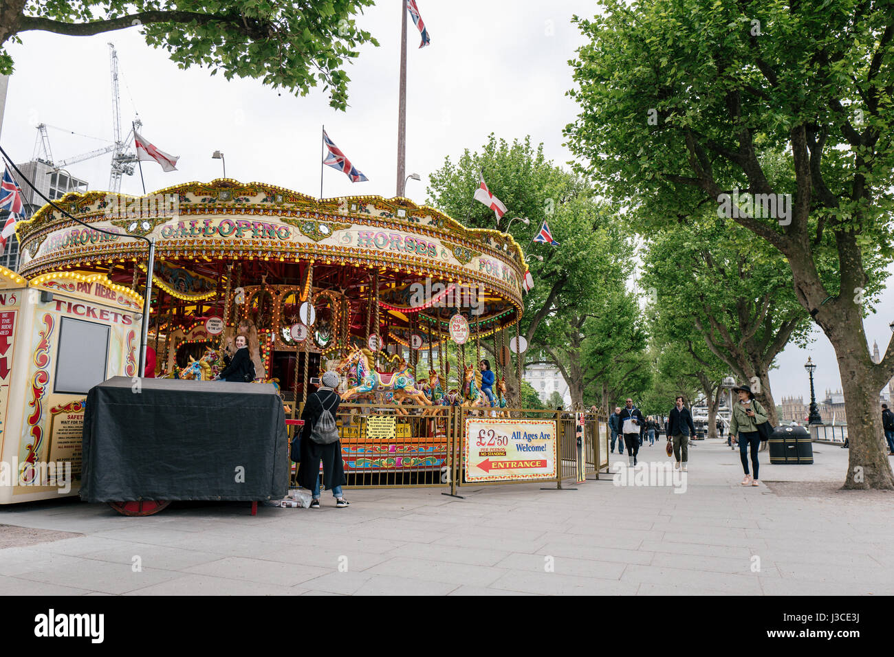 A merry-go-round e il London Eye ruota panoramica sulla Southbank a Londra, una delle aree più famose della città. Foto Stock