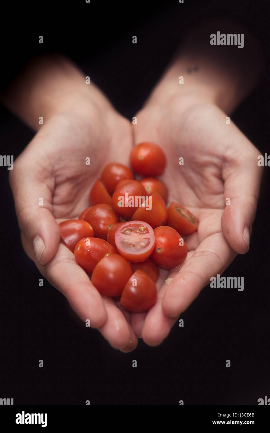 Tagliare i pomodori bambino Foto Stock