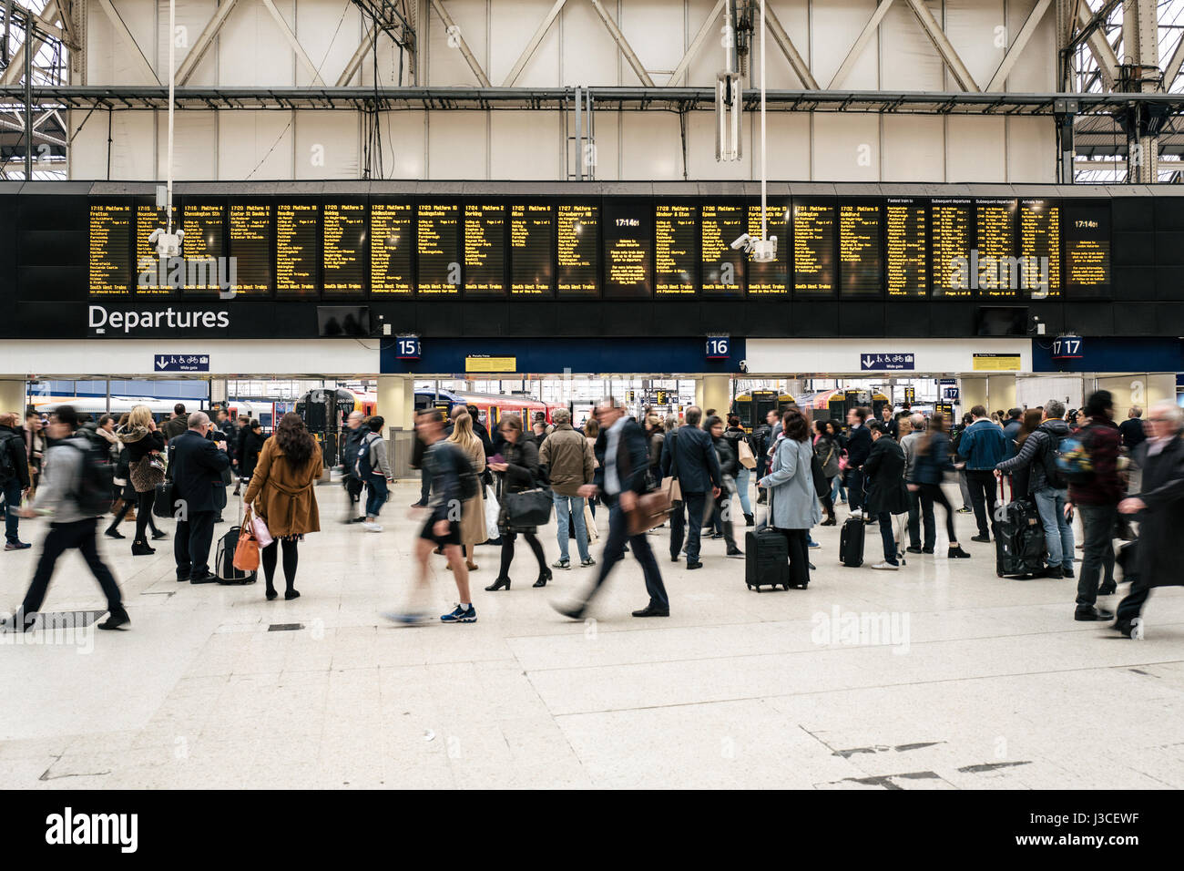 Pendolari a piedi passato la scheda di partenza nella stazione di Waterloo, Londra centrale. Foto Stock