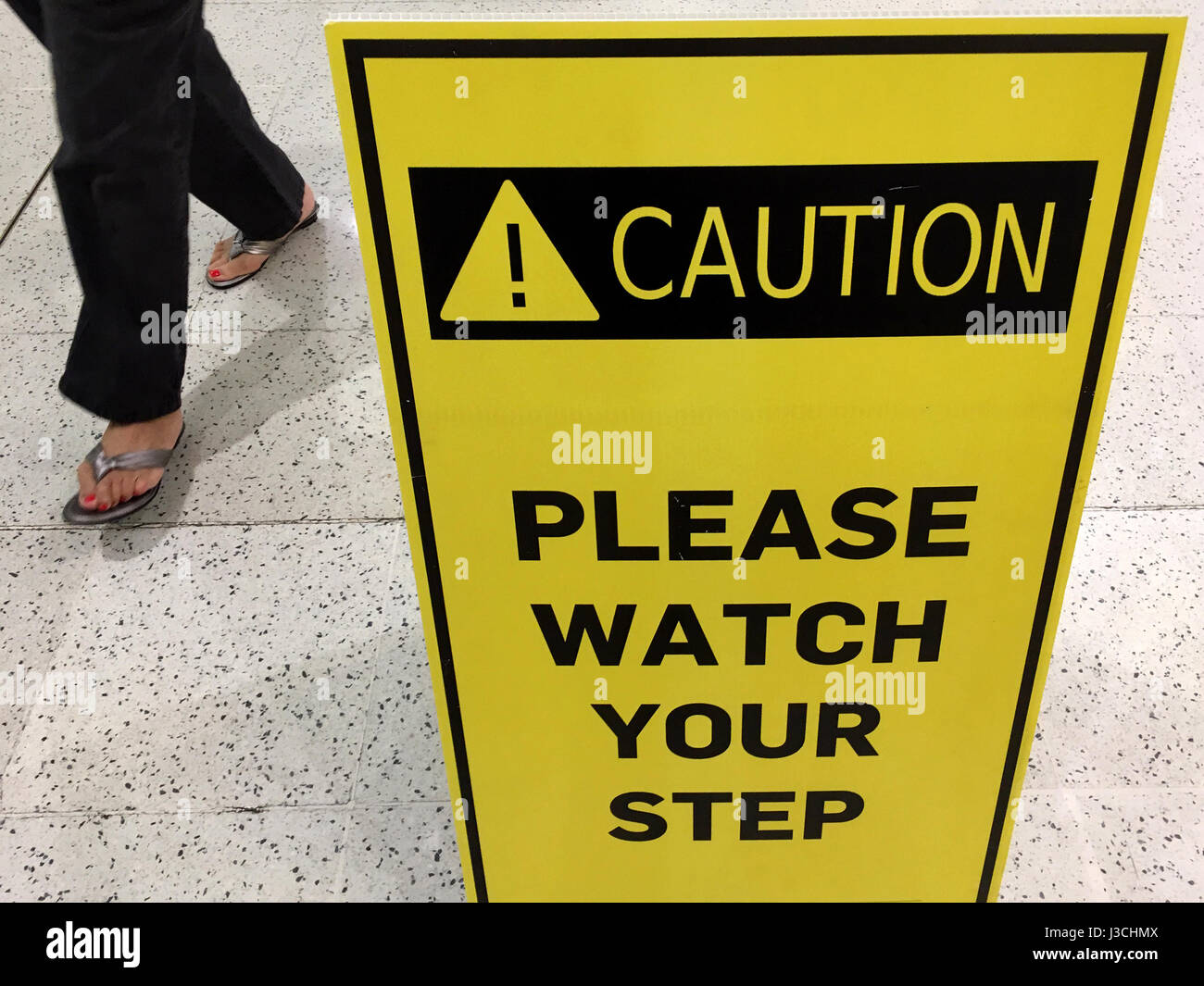 Il Pavimento E Scivoloso Avvertenza Superficie Simbolo E Segno Nella Costruzione Hall Ufficio Hotel Ristorante Toilette Foto Di Concetto Di Pericolo Foto Stock Alamy