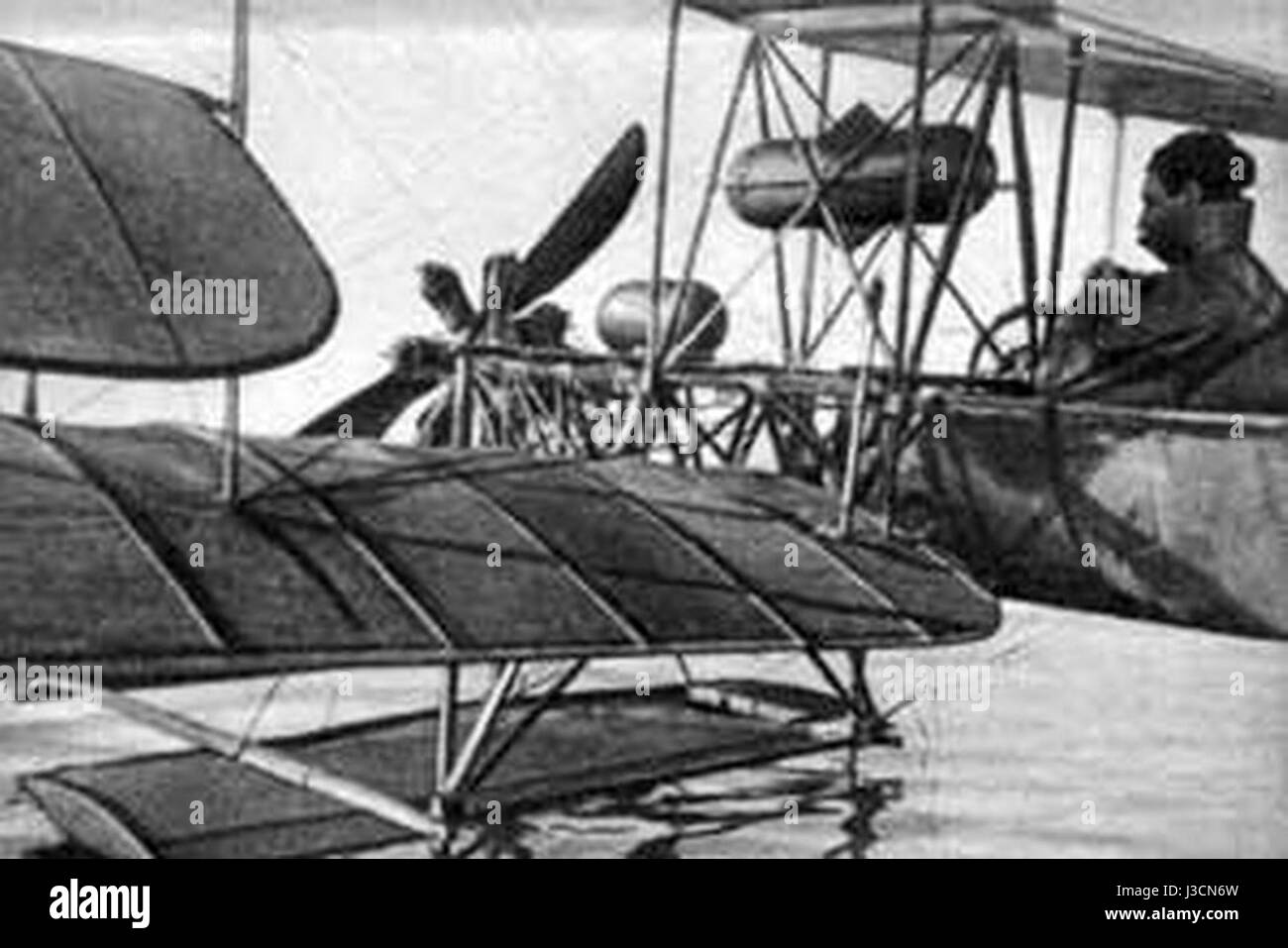 "Dufaux 4 mit Schwimmern Dezember 1910" si riferisce a una fotografia o illustrazione del 1910 di un aeromobile Dufaux 4 equipaggiato con pontoni (nuotatori), che mostra il primo progetto dell'aviazione all'inizio del XX secolo. Foto Stock