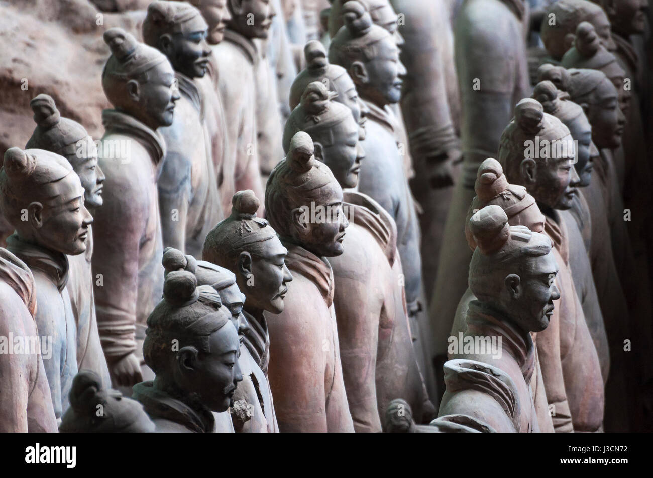 Dettaglio di un rango di soldati dell'esercito di guerrieri di terracotta nei pressi di Xian, Shanxi, Cina Foto Stock