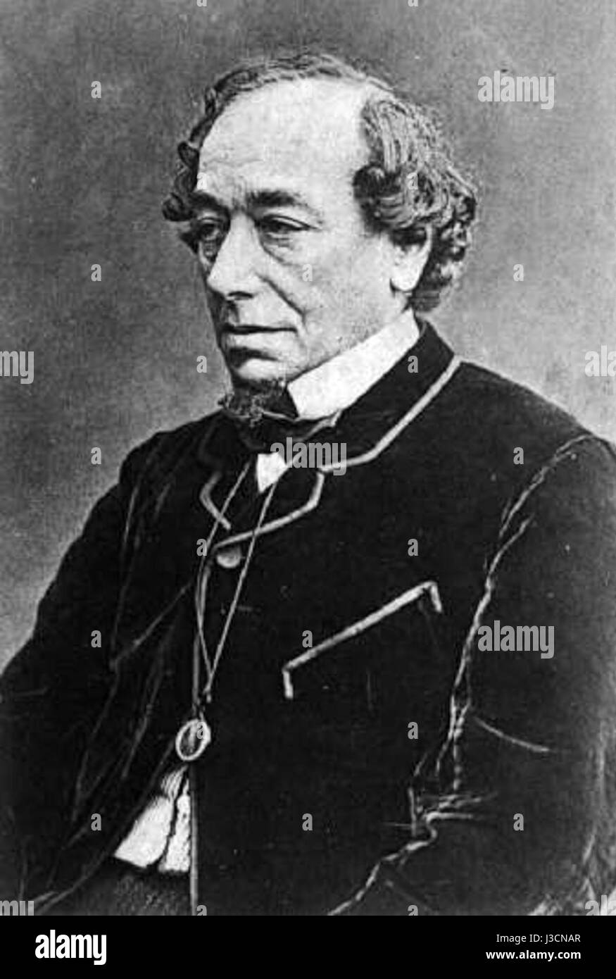 Benjamin Disraeli, uno statista e scrittore britannico, fu primo ministro del Regno Unito e una figura chiave nella politica britannica del XIX secolo, noto per la sua influenza sulla politica interna ed estera. Foto Stock