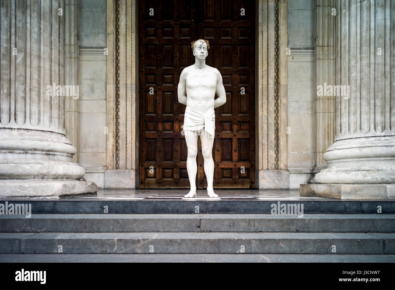 Mark Wallinger la scultura Ecco Homo, con le mani legate e una corona di filo spinato, sorge sulla scalinata della Cattedrale di San Paolo a Londra. Foto Stock