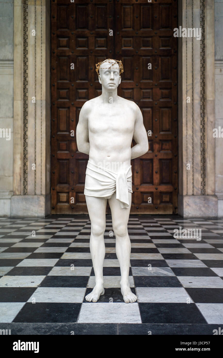 Mark Wallinger la scultura Ecco Homo, con le mani legate e una corona di filo spinato, sorge sulla scalinata della Cattedrale di San Paolo a Londra. Foto Stock