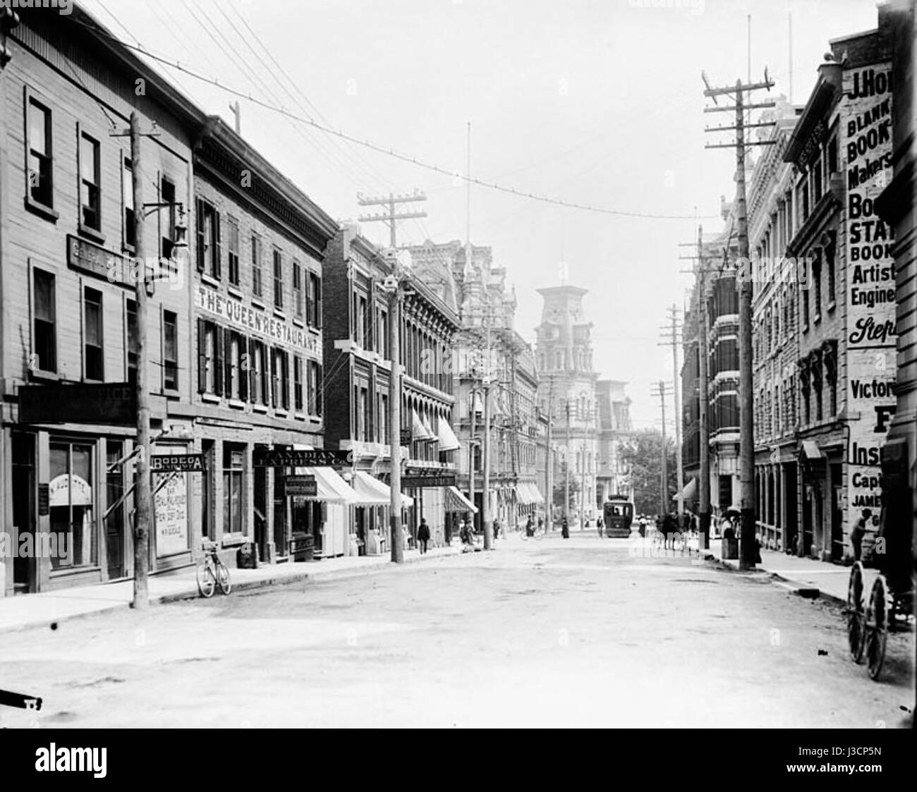 Elgin Street guardando il Russell e il vecchio Municipio Foto Stock
