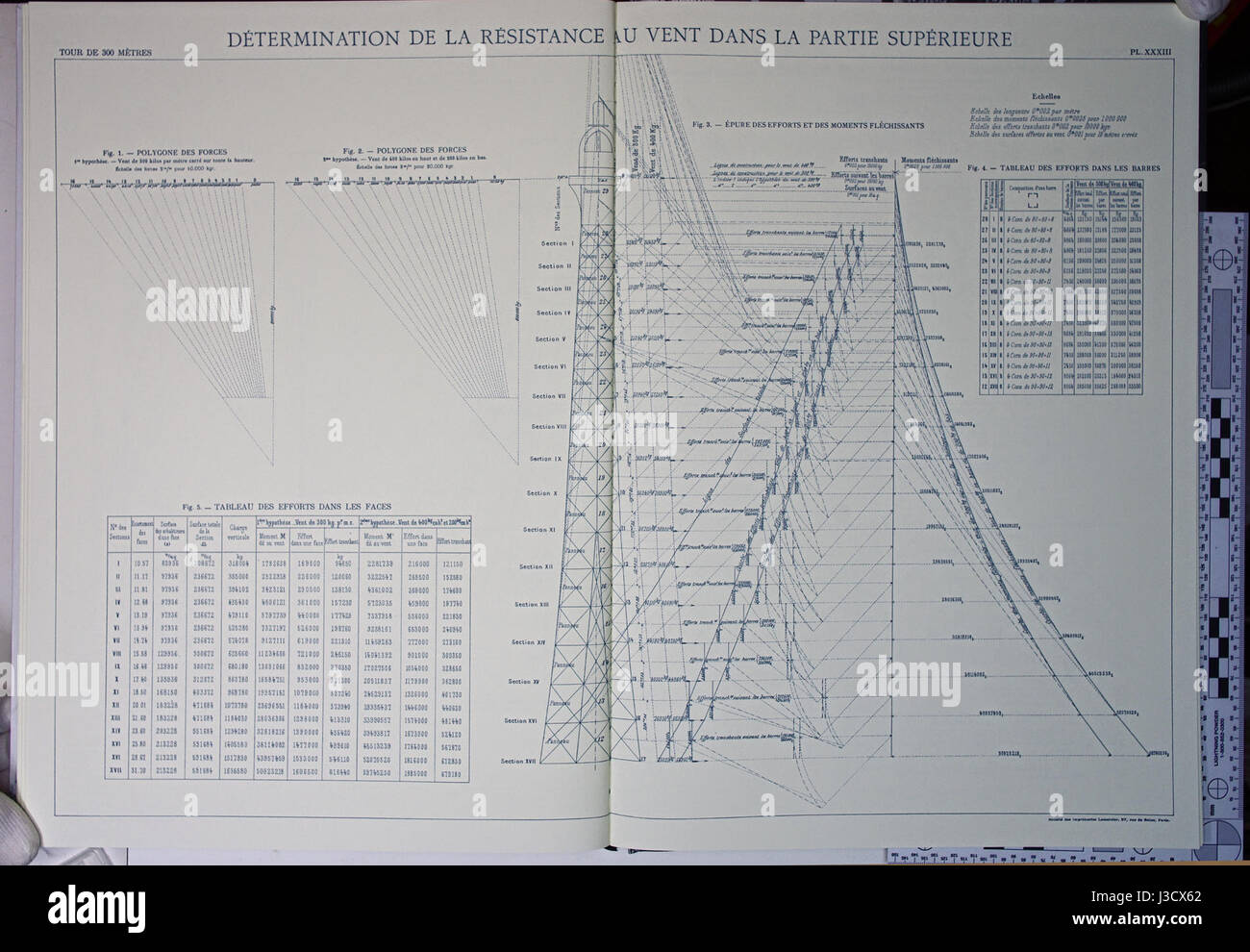 Questi piani si riferiscono ai progetti architettonici della Torre Eiffel, un'icona globale della Francia. I piani riflettono il processo di progettazione e progettazione dettagliato che ha portato alla sua costruzione, mostrando le innovazioni strutturali della torre. Foto Stock