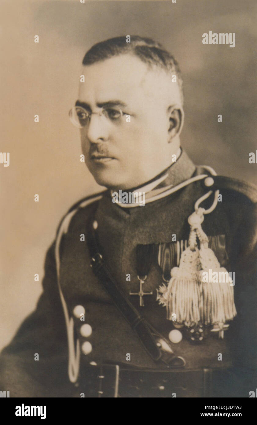 Una fotografia di Edward Grabski, scattata nel contesto del suo lavoro nella serie 17PUW. Nota per la sua attenzione artistica, questa immagine cattura l'approccio creativo di Grabski alle arti visive Il suo lavoro esplora spesso temi di cultura, storia e identità, e questa particolare foto è una rappresentazione del suo impegno ponderato con soggetti contemporanei. Foto Stock