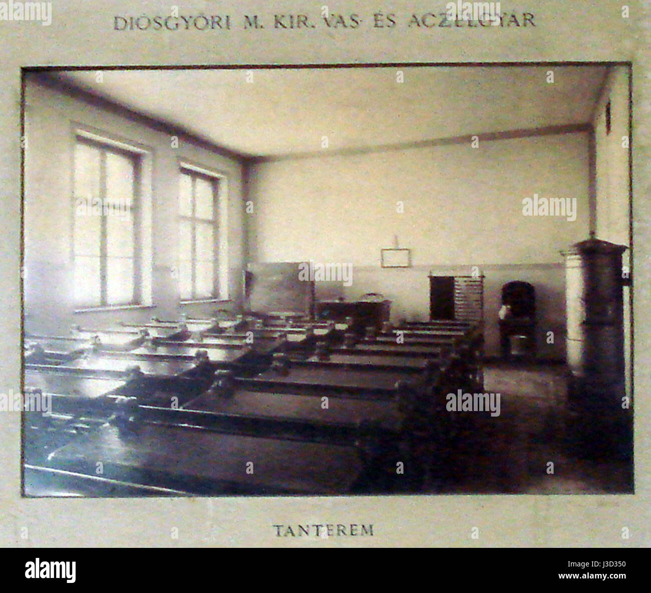 Questa fotografia storica raffigura un'aula della Diosgyor Vasgyar Boys' School, che fornisce informazioni sull'ambiente educativo del periodo. L'immagine offre uno sguardo sull'architettura della scuola e sul suo design degli interni durante il periodo in cui era in funzione. Foto Stock