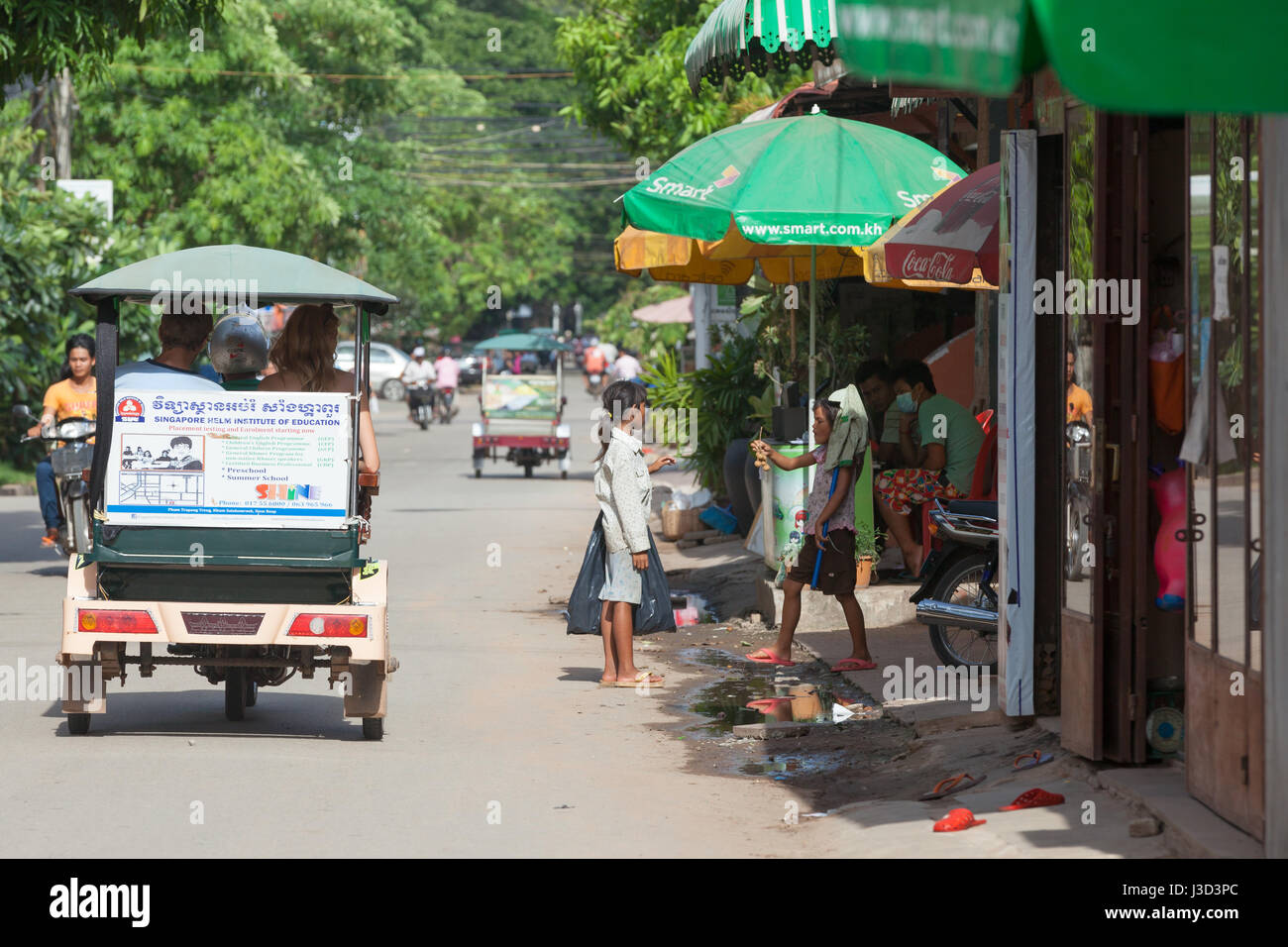 SIEM REAP, Cambogia - 6 luglio: bambini cambogiani alla ricerca di cibo per le strade di Siem Reap nel luglio 6, 2014 in Siam Reap, Cambogia. Foto Stock