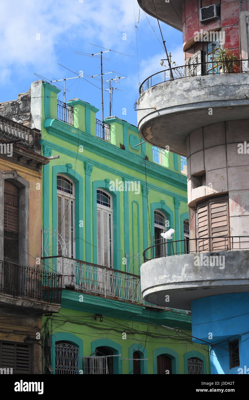 L'Avana, Cuba, la città che è viva con suoni, colori e persone ma le lotte con le restrizioni al commercio del paese è sotto dall America. Foto Stock