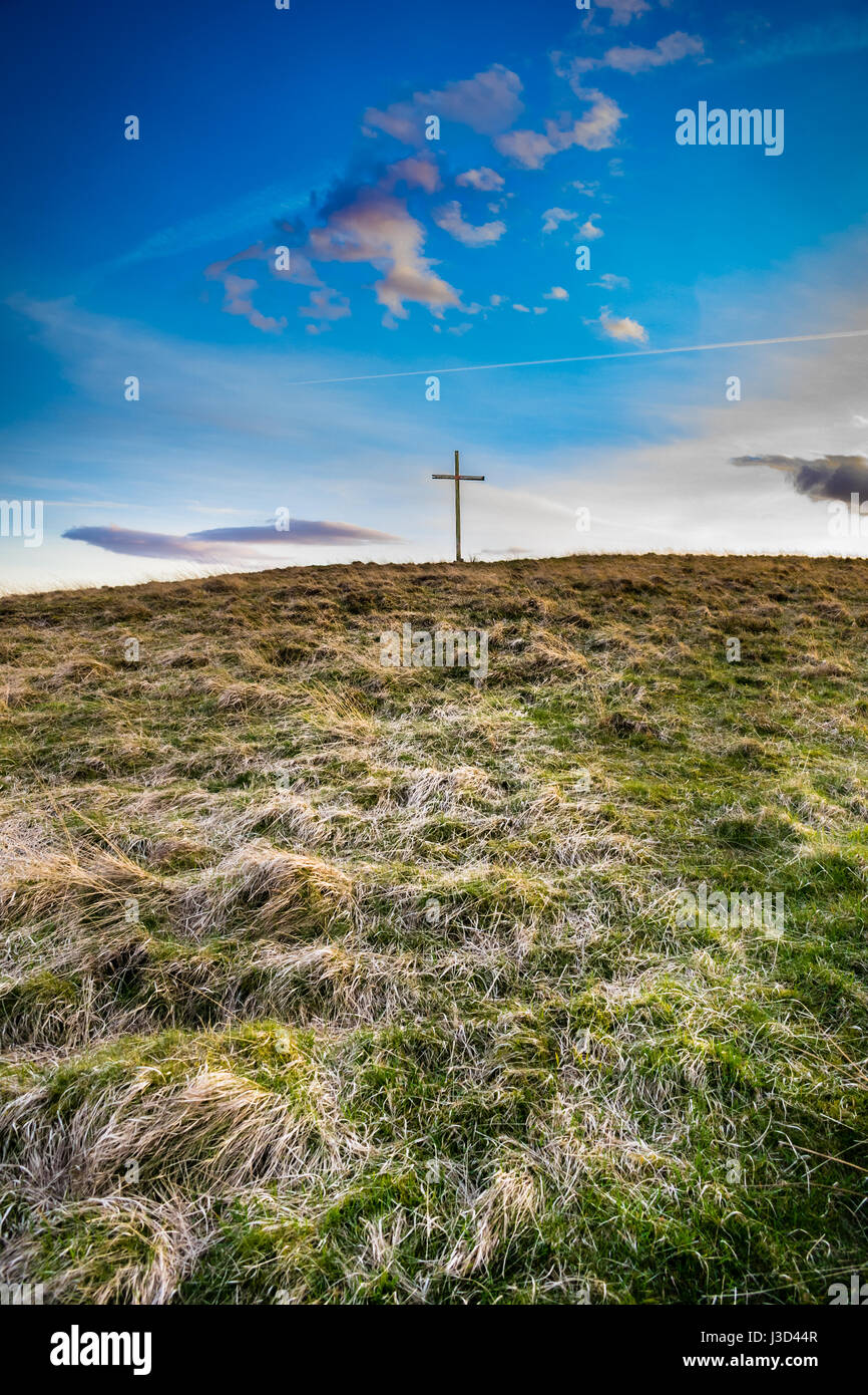 Scenic vista in salita alla cima della montagna con la Santa Croce, Lancashire in primavera, foresta di Bowland, England Regno Unito Foto Stock