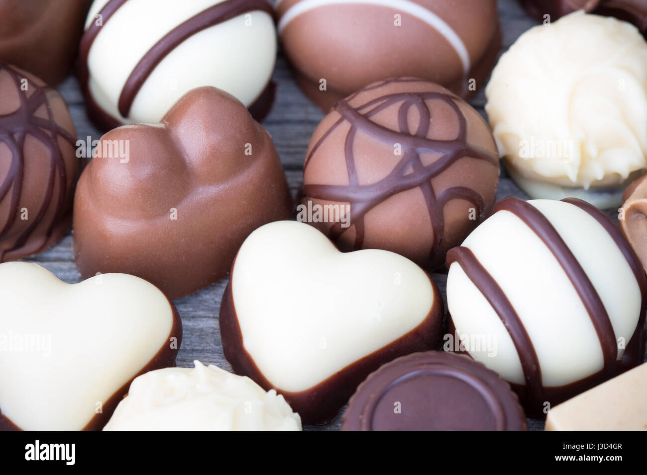 Praline di cioccolato bianco e tartufi di cioccolato fondente Foto Stock