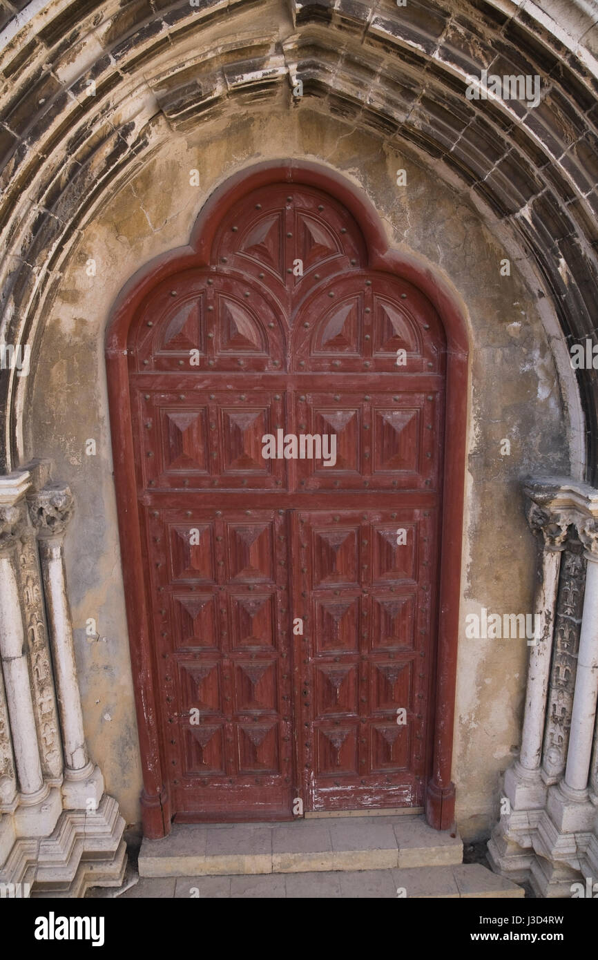 Close-up di una chiesa gotica red porta di ingresso nella vecchia Lisbona, Portogallo, dell'Europa. Foto Stock