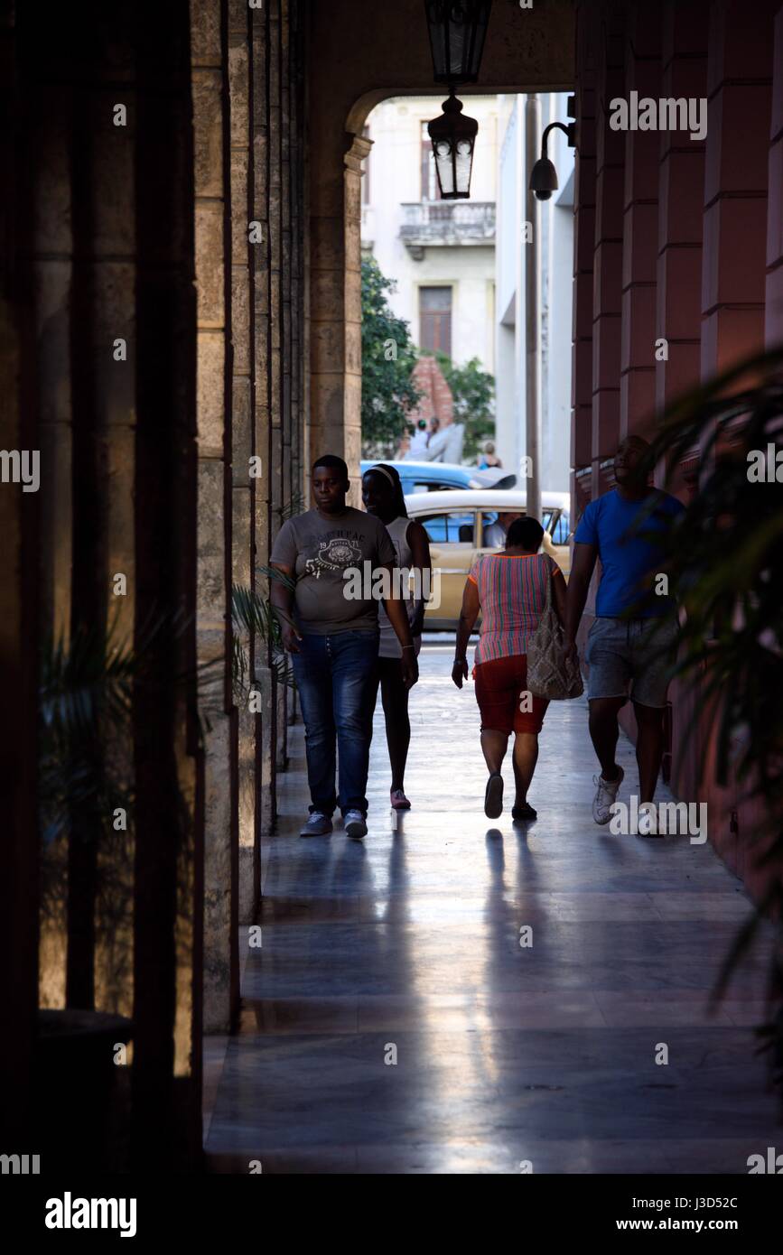 L'Avana, Cuba, la città che è viva con suoni, colori e persone ma le lotte con le restrizioni al commercio del paese è sotto dall America. Foto Stock