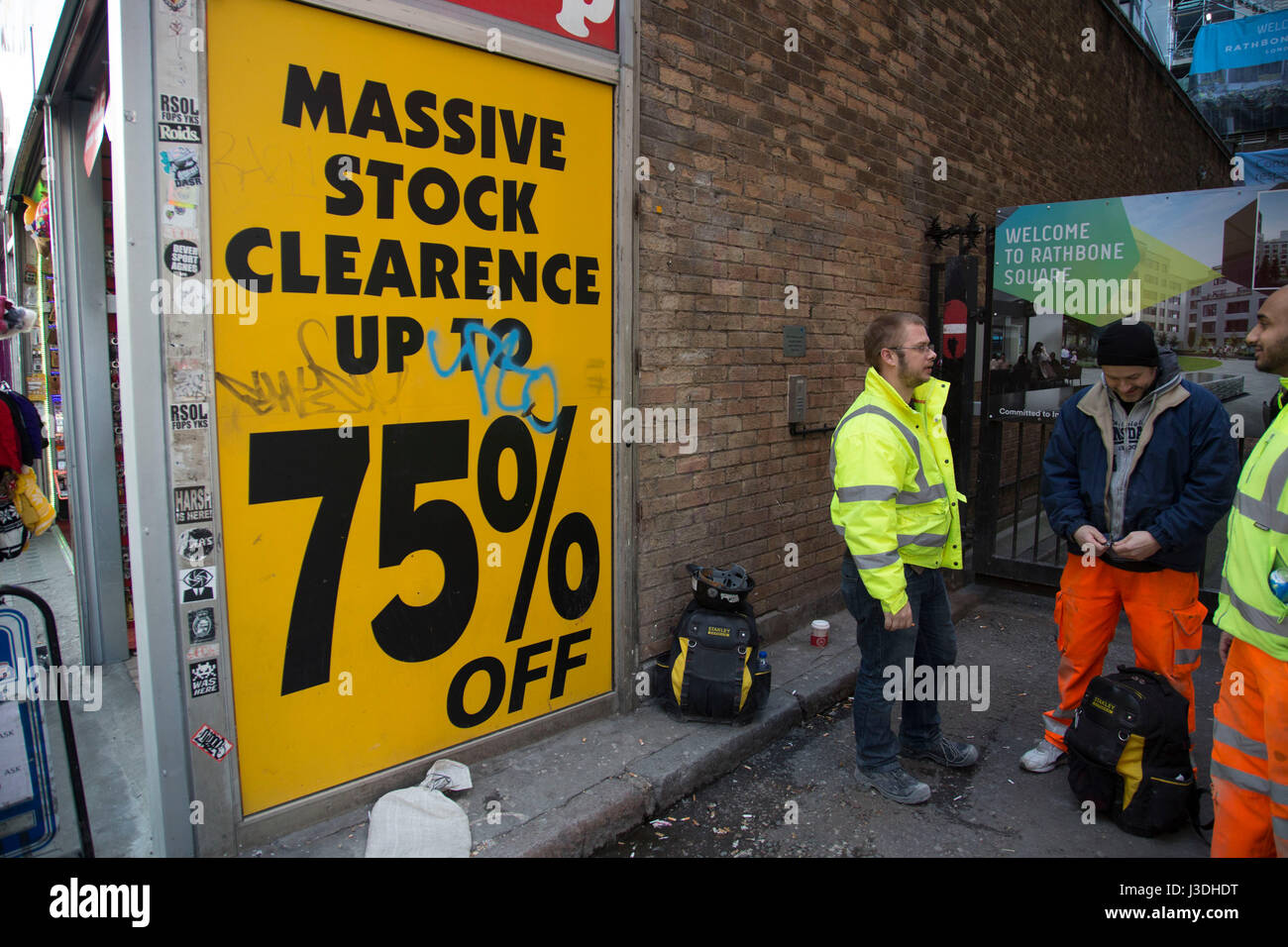 Vendita giacenze segno pubblicità 75 percento di sconto su Oxford Street, il centro dello shopping di Londra, Inghilterra, Regno Unito. Foto Stock