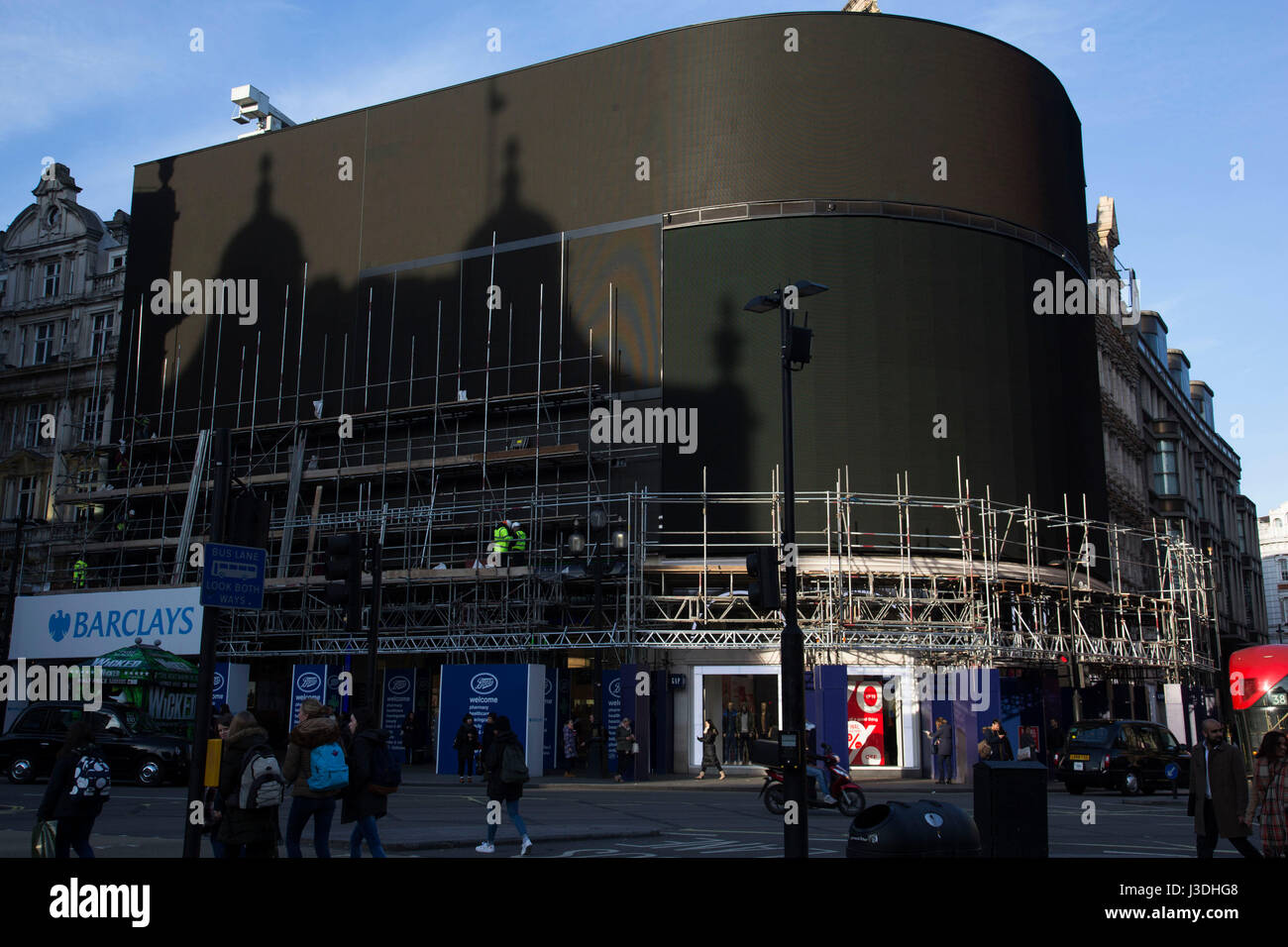 Luci di pubblicità chiuso sugli schermi in Piccadilly Circus a Londra, Inghilterra, Regno Unito. Foto Stock