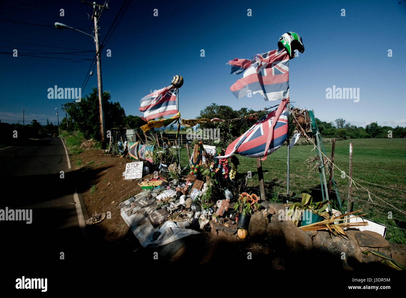 Un incidente sito decorata con la bandiera Hawaiiana, Haiku, Maui, Hawaii Foto Stock